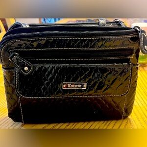 Beautiful black purse! Versatile and adjustable strap